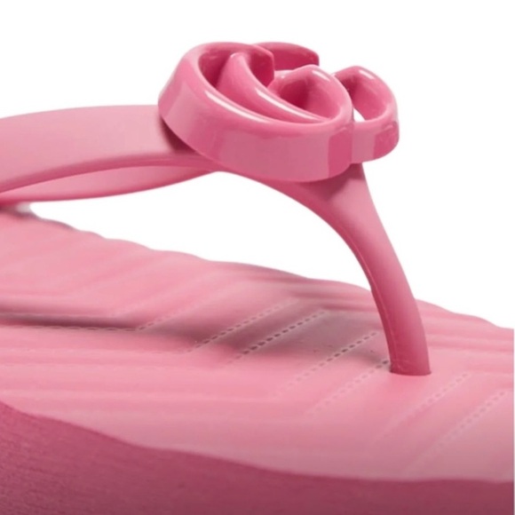 Gucci Pink Pascar Flip Flops in Chevron w/ Thong Styling & GC Signature Logo - Picture 2 of 11